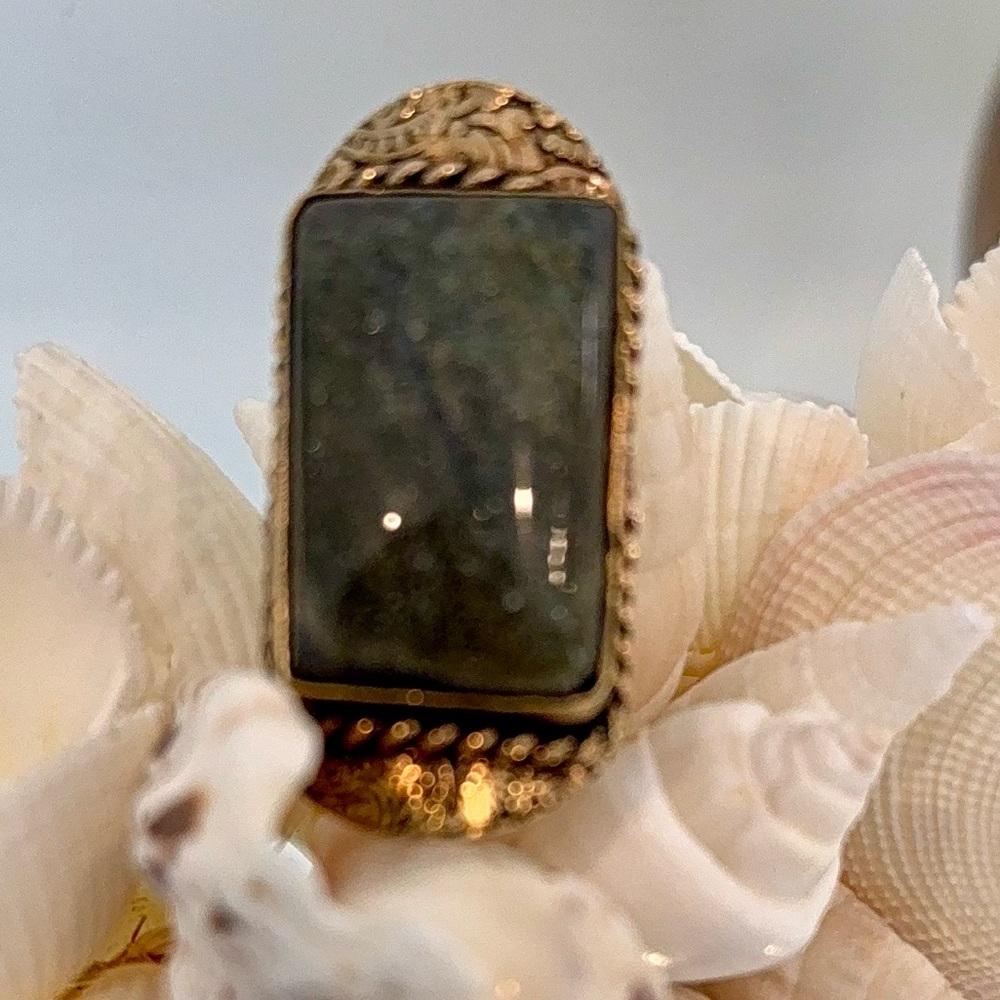 Elegant Gold and Green Stone Ring